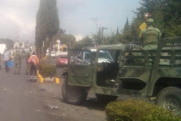 Niña muere en choque de vehículo de SEDENA y combi en Esperanza; vecinos queman unidad militar