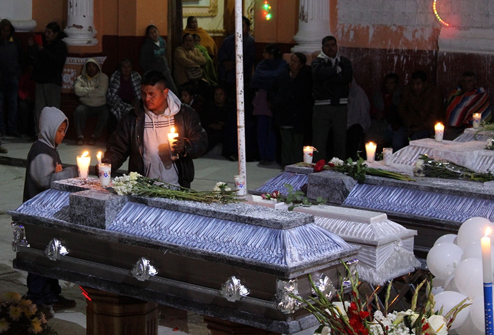 Velan a peregrinos muertos en la autopista México-Puebla; ya suman 12 víctimas del accidente
