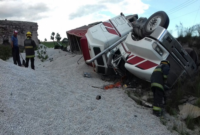 FOTOS: Bomberos controlaron fuga de diesel tras volcadura en San José Chiapa
