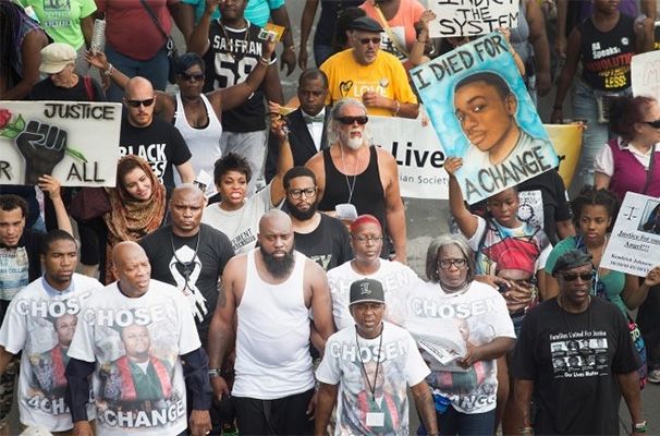 Ferguson sale a las calles a un año de la muerte de Michael Brown