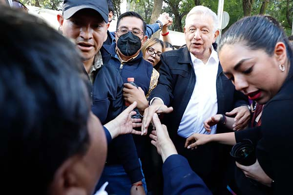 MBH encabezó a poblanos en marcha a favor de AMLO