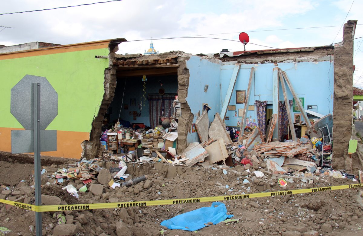 FOTOS: Muere hombre al derrumbarse barda en San Pedro Cholula
