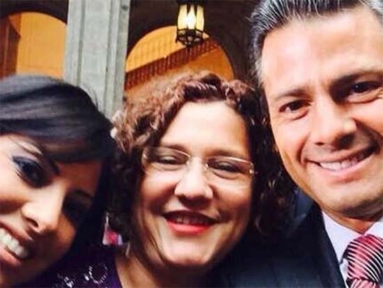 Regañan a delegadas del PRD por “selfie” con Peña Nieto