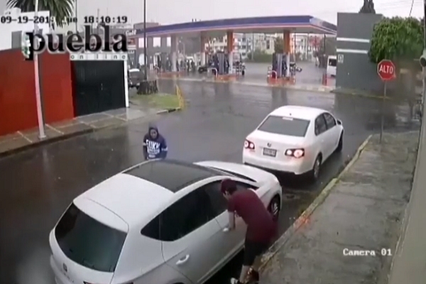 Cayó banda de ladrones de vehículos; robaron Seat en la colonia Xonaca