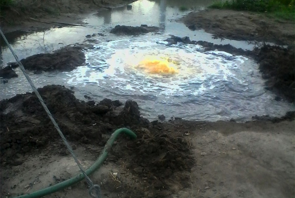 Atienden derrames de combustible en dos tomas clandestinas en Acajete