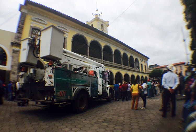 Cierran accesos a Huauchinango, hartos de cortes y cobros de CFE