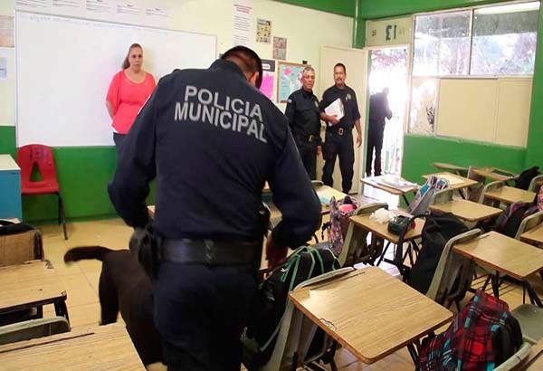 Padres de familia a favor del operativo mochila en Puebla