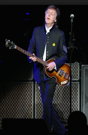 Paul McCartney hizo el “oso”; confundió bandera de Chile con la de Texas