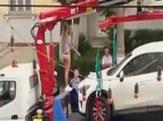 Mujer baila desnuda para evitar que grúa se lleve su automóvil