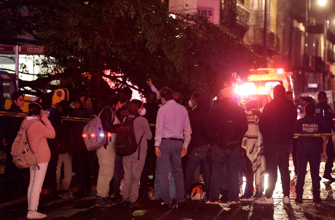 Investigar y deslindar responsabilidades por caída de árbol que mató a niño, pide Barbosa