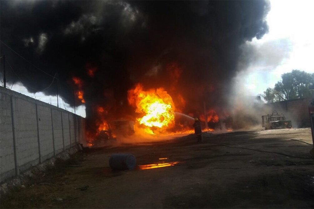 Desalojan primaria por explosión de bodega huachicolera en Santiago Acozac