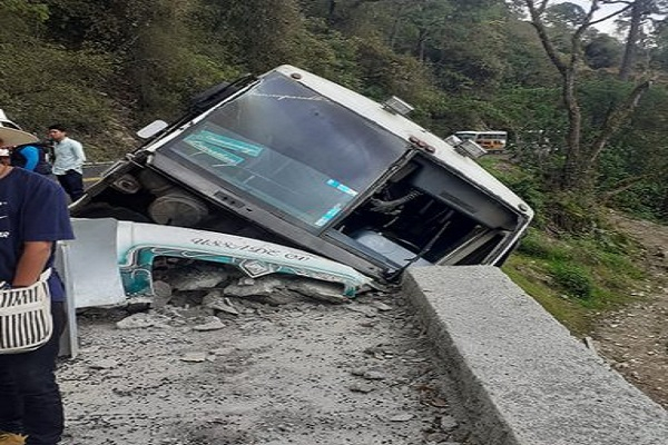 Más de 10 lesionados dejó accidente provocado por tráiler en Xicotepec de Juárez
