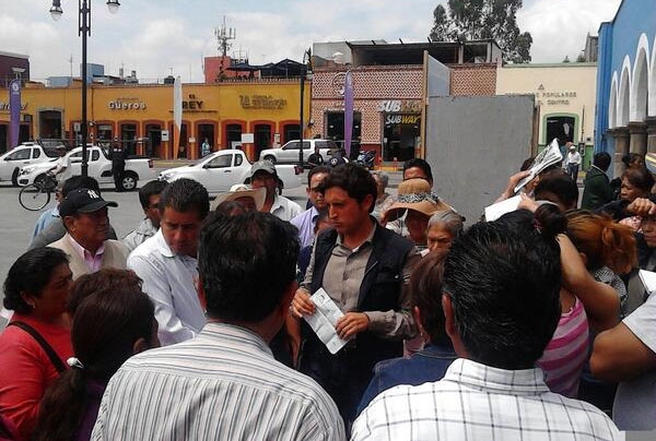 Bloquean acceso a Cholula ante prohibición de estacionamiento