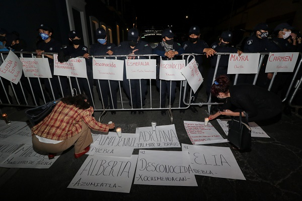 Poblanas realizan pase de lista de víctimas de feminicidios