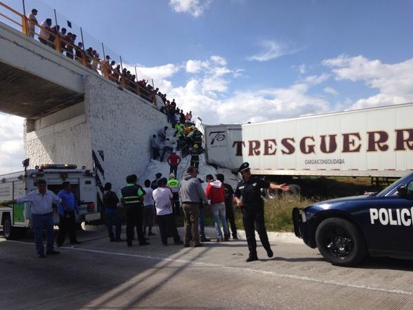 Impacta tráiler contra puente de la autopista Puebla-Orizaba