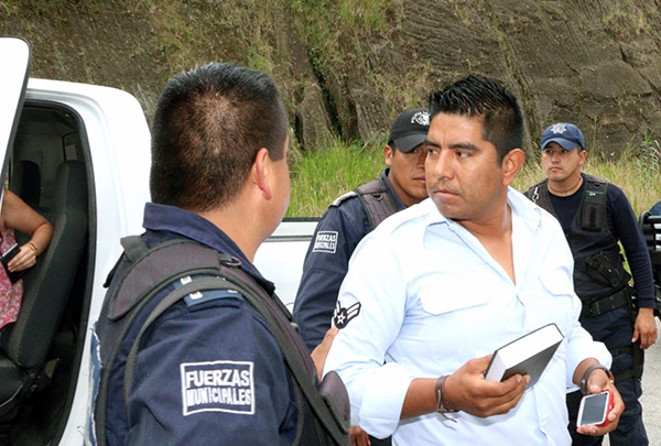 Detienen a promotor de Prospera en Teziutlán por exigir votos para el PRI