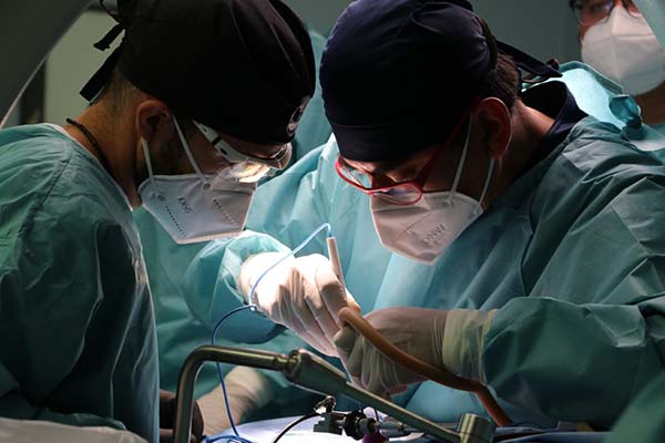 ISSSTEP realiza cirugía de columna de mínima invasión
