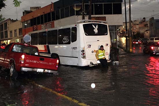 Por lluvia se inundan principales bulevares de Puebla