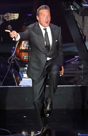 Luis Miguel: Fan cayó por atrapar una flor en concierto y…