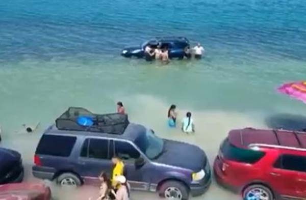 “Marea viva” se lleva autos y sombrillas de vacacionistas en Sonora
