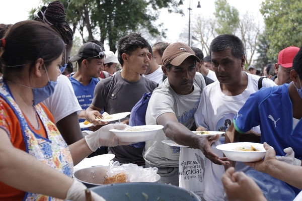 Gobierno de Puebla brinda ayuda a caravana de migrantes centroamericanos