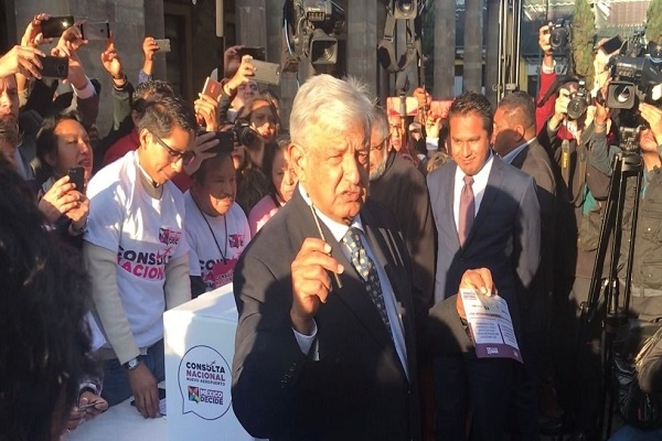 AMLO dejó boleta en blanco durante la consulta sobre el NAIM