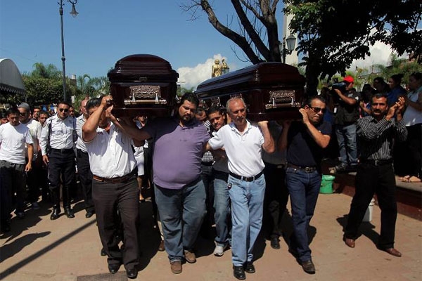 Con música, dos mil personas despiden a diputado asesinado