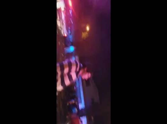 VIDEO: Policías disparan al aire para controlar fiesta en Zapopan; hay 300 detenidos
