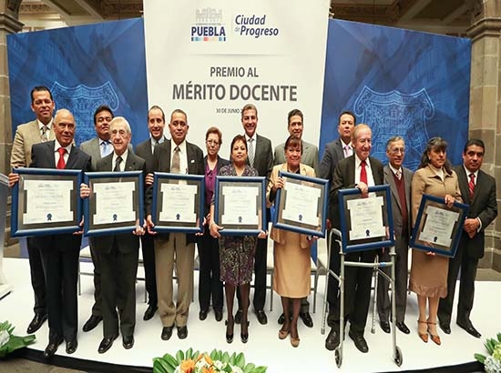Alcalde de Puebla entrega premio al “Mérito Docente”