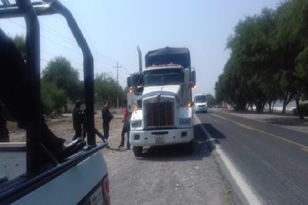 Confusión de chofer con ladrón de tráiler con huevos desató balacera en Tecamachalco