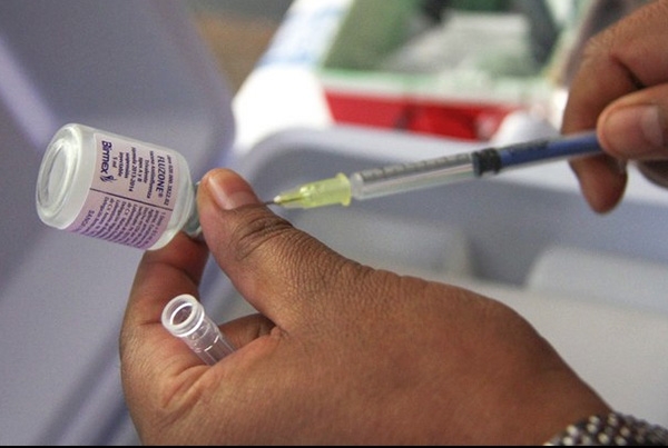 IMSS suspende aplicación de vacunas por muerte de dos niños