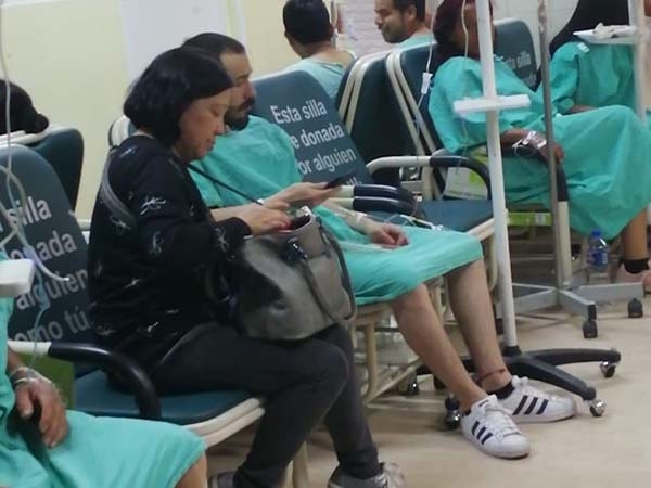 En pasillos, bancas y hasta en el suelo, la atención a enfermos en el IMSS La Margarita en Puebla