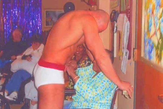 Asilo de ancianos de NY enfrenta demanda por contratar a stripper