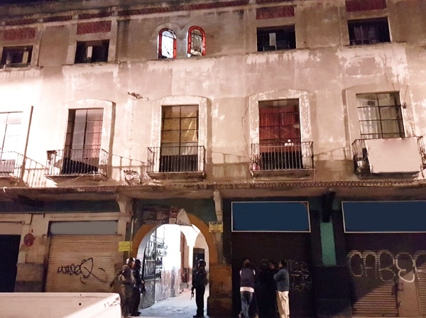 FOTOS: Catean cuatro domicilios vinculados a balacera en el centro de Puebla