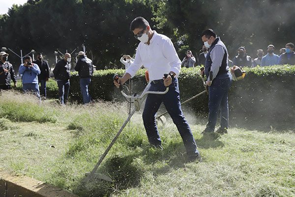 Eduardo Rivera inicia programa de mantenimiento de camellones y parques