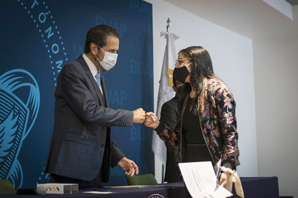 Esparza Ortiz reconoce a los ganadores de Expo #EmprendeBUAP