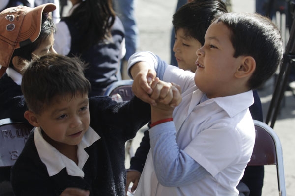 Cárcel y multas millonarias por omisión ante el bullying, propone EPN