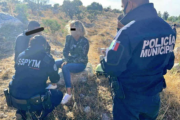 Mujer intenta suicidarse al subir a enrejado de un puente en Puebla