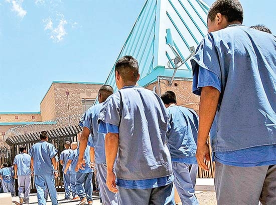 Migrantes detenidos, en huelga de hambre en Arizona