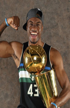 Antetokounmpo firma dos años con Milwaukee Bucks