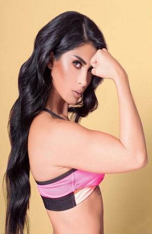 Kimberly Flores presume figura en atuendo deportivo