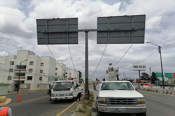 Infraestructura retira señalética dañada en Periférico Ecológico