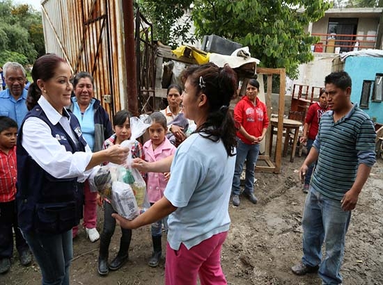 Dinorah López de Gali reparte apoyos a damnificados por lluvias