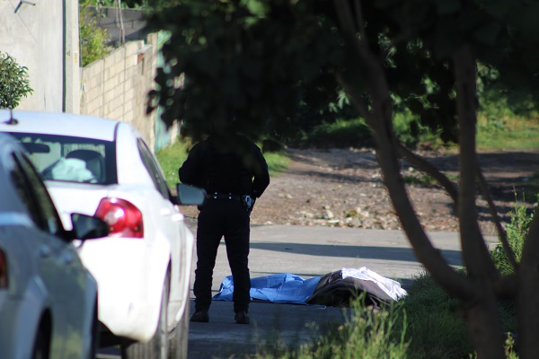 FOTOS: Muere hombre apuñalado y otro es herido en la colonia Cerro del Marqués