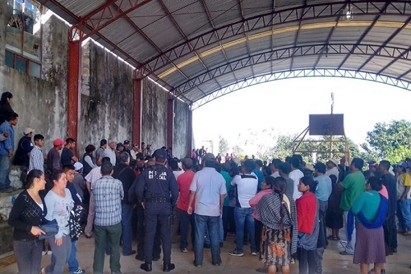 Por abuso de autoridad, casi linchan a tres policías en Chiconcuautla