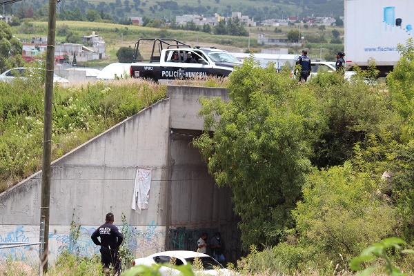 Cadáver encobijado aparece en puente de la colonia Santa Catarina