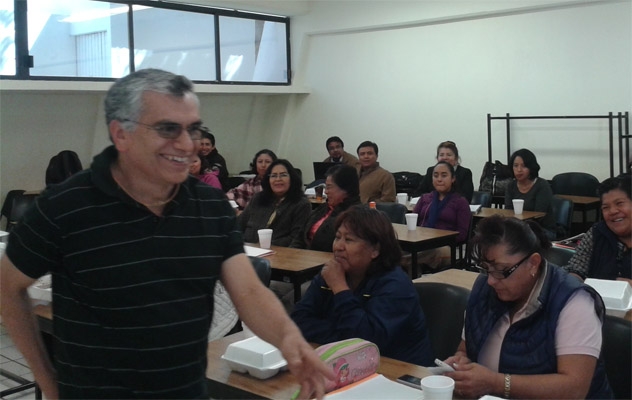 Catedrático de Puebla usa el futbol para enseñar matemáticas a niños