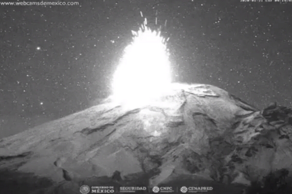 Popocatépetl expulsó material incandescente y ceniza