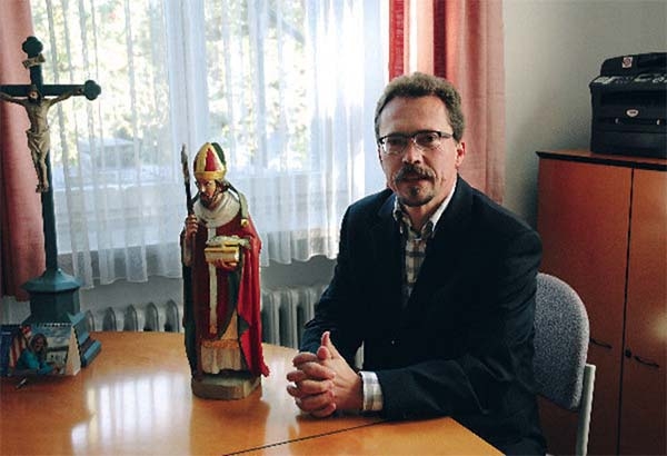 Sacerdote católico anuncia su boda en sermón y fieles lo ovacionan