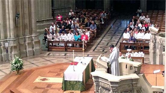Sacerdote transexual hace historia al presidir misa en EU